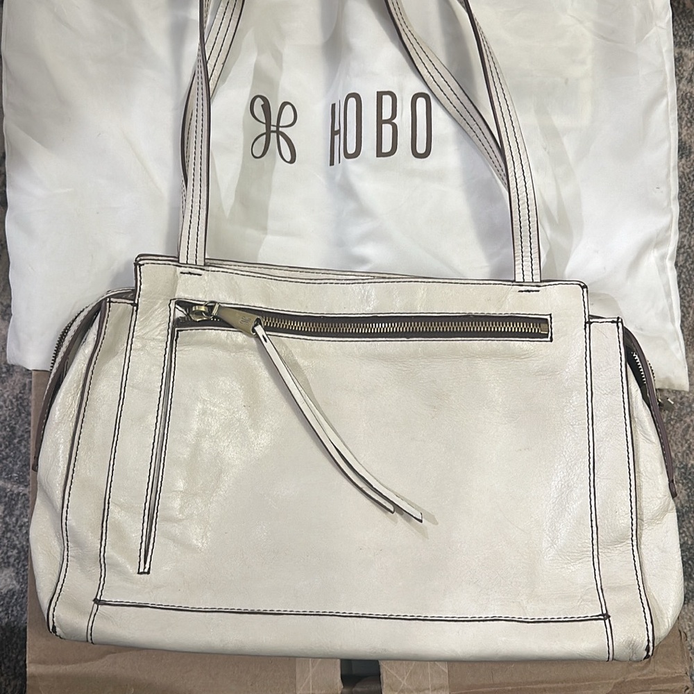 HOBO White Hobo Bag with Structured Design and Dual Straps